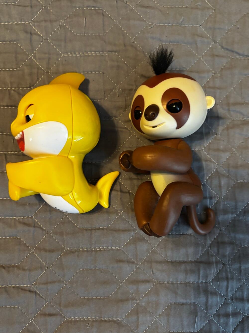 WowWee Fingerlings - Baby Shark and Baby Sloth